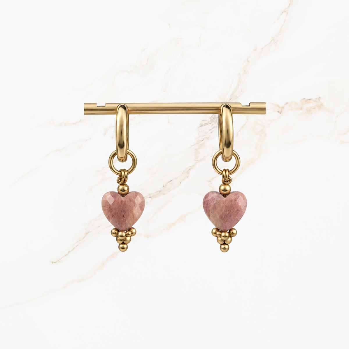 Schattige roze hartjes oorbellen met zachtroze hartvormige kralen en goudkleurige oorhaken. Subtiele handgemaakte dames sieraden van Seyso.