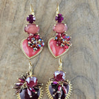 eestelijke hart oorbellen in roze, paars en bordeaux rood met kleurrijke kristallen en gouden accenten, perfect voor een kerstoutfit.