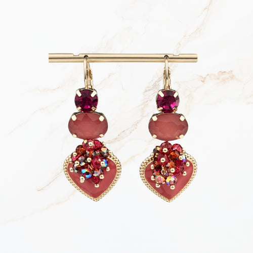 Bordeaux rode statement oorbellen met roze kralen, fonkelende steentjes en gouden hartjes uit de Burgundy Bloom collectie van Seyso.
 Kopieer