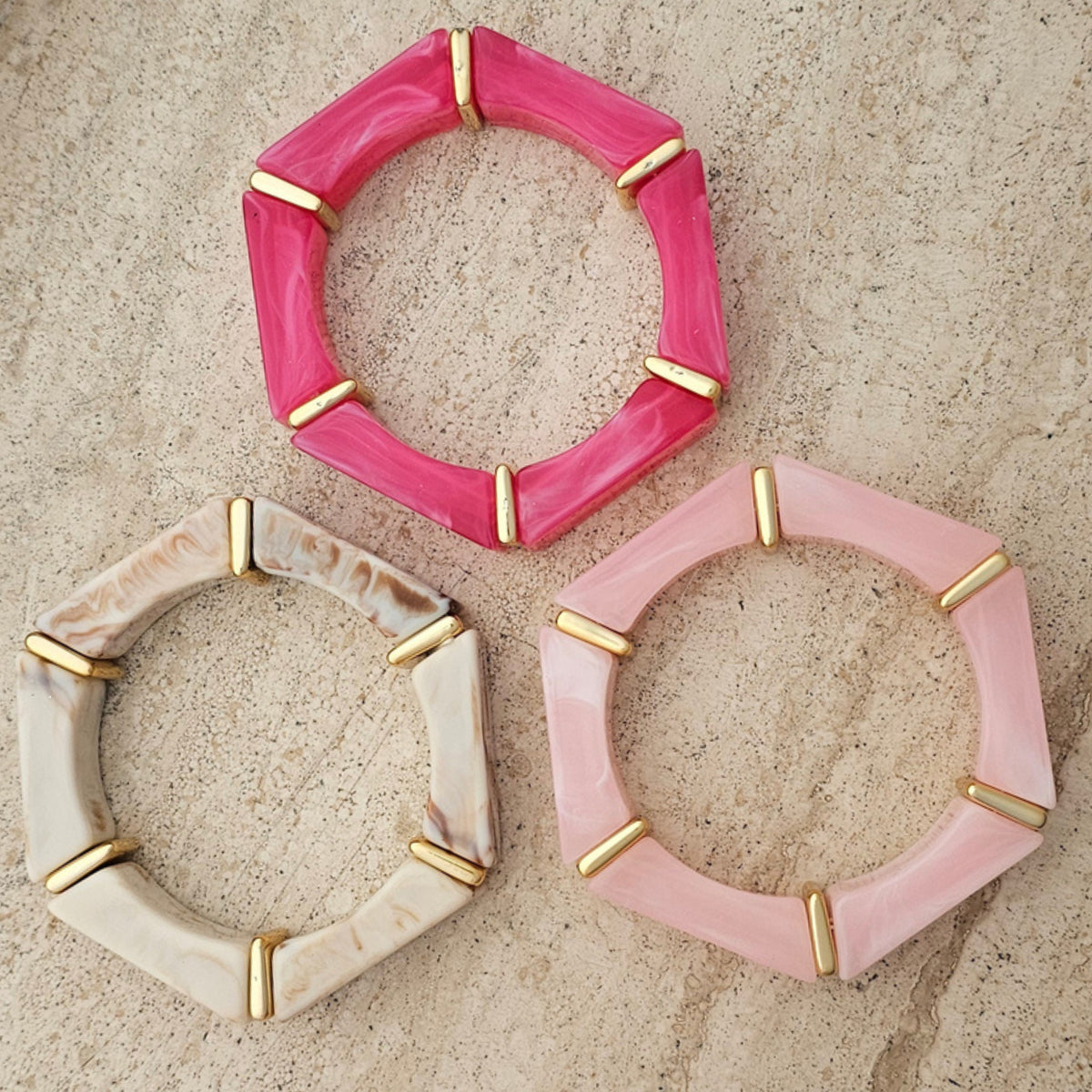 Donkerroze dames armband met brede gemêleerde elementen en gouden accenten