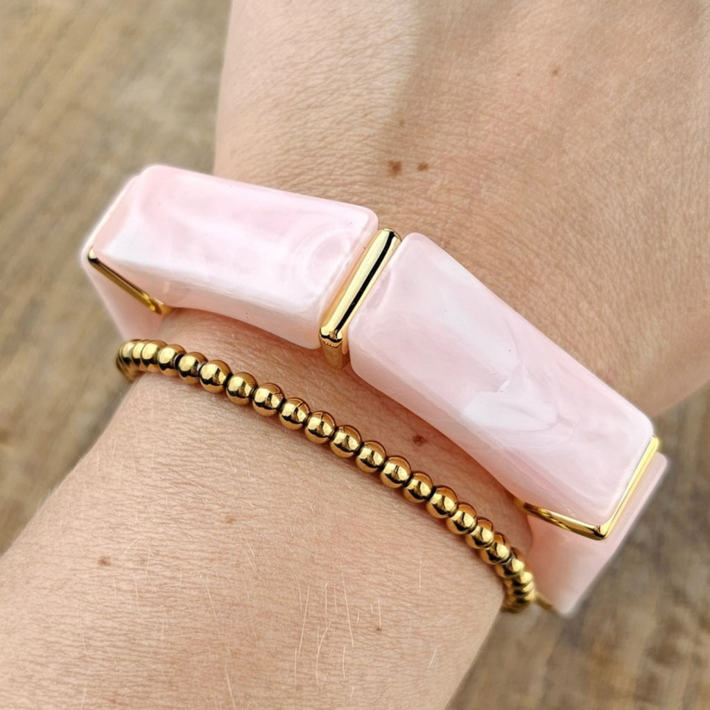Lichtroze armband voor dames met brede roze elementen en gouden accenten