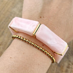 Lichtroze armband voor dames met brede roze elementen en gouden accenten