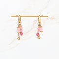 Roze kralen oorbel met goudkleurige details