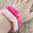 Opvallende donkerroze statement armband voor dames met goudkleurige tussenstukken