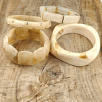 Grove crème dames armband met gouden studs gecombineerd met een fijn armbandje