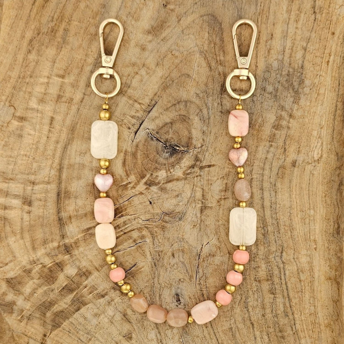 Kralen telefoonkoord in roze beige en crème te gebruiken als tas accessoire