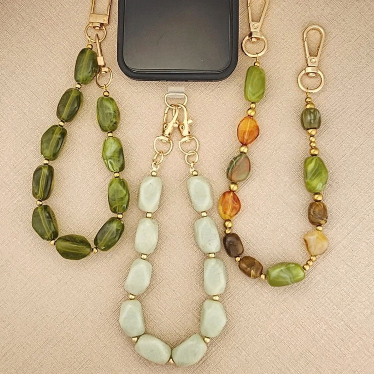 Groene telefoonkoord met kralen en gouden balletjes