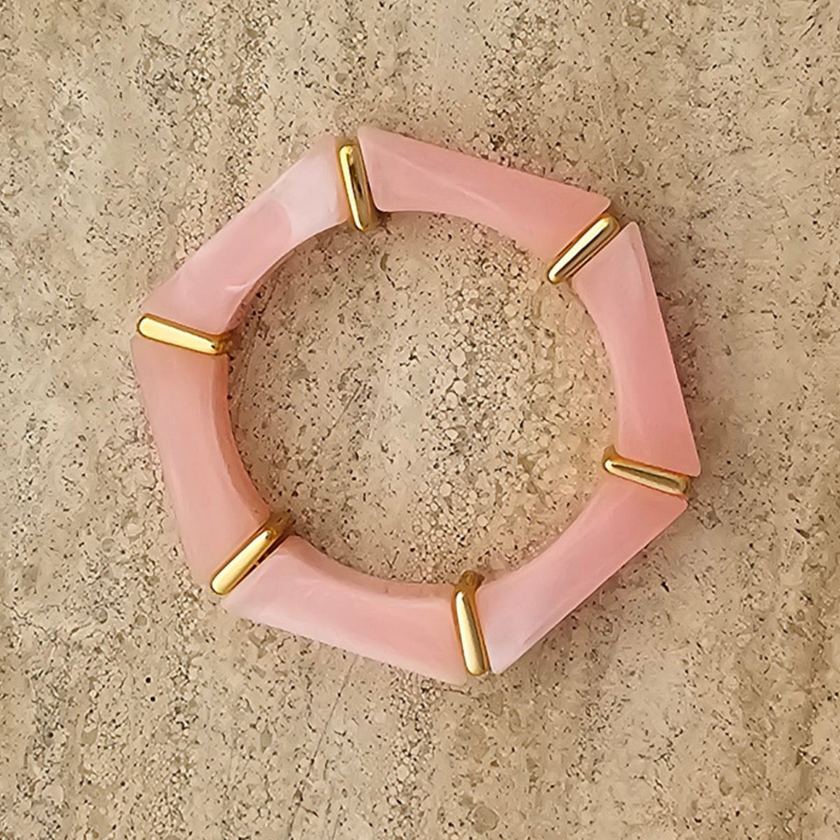 Lichtroze statement armband voor dames met elegante gouden tussenstukken