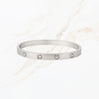 Zilverkleurige bangle met hartjes