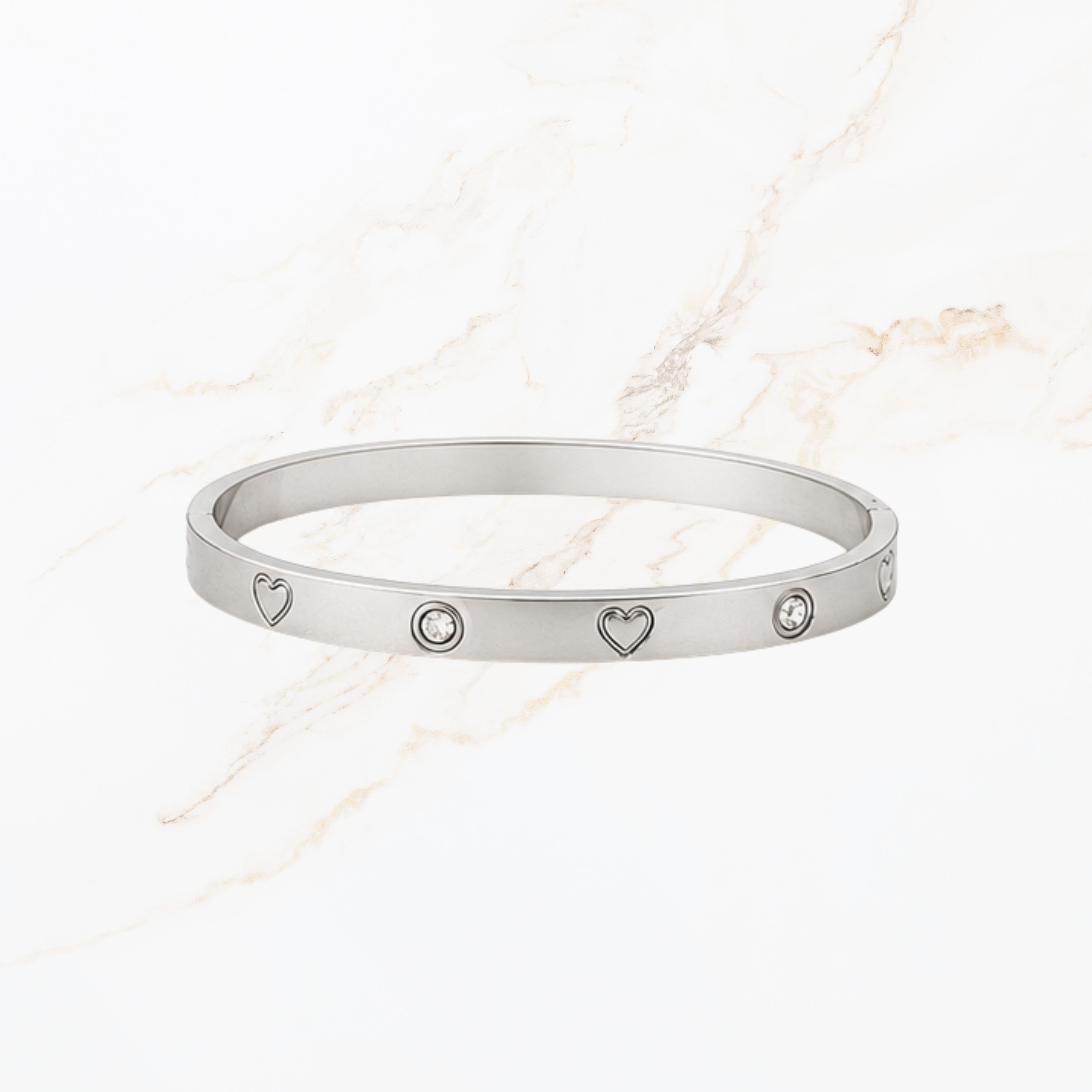 Zilverkleurige bangle met hartjes