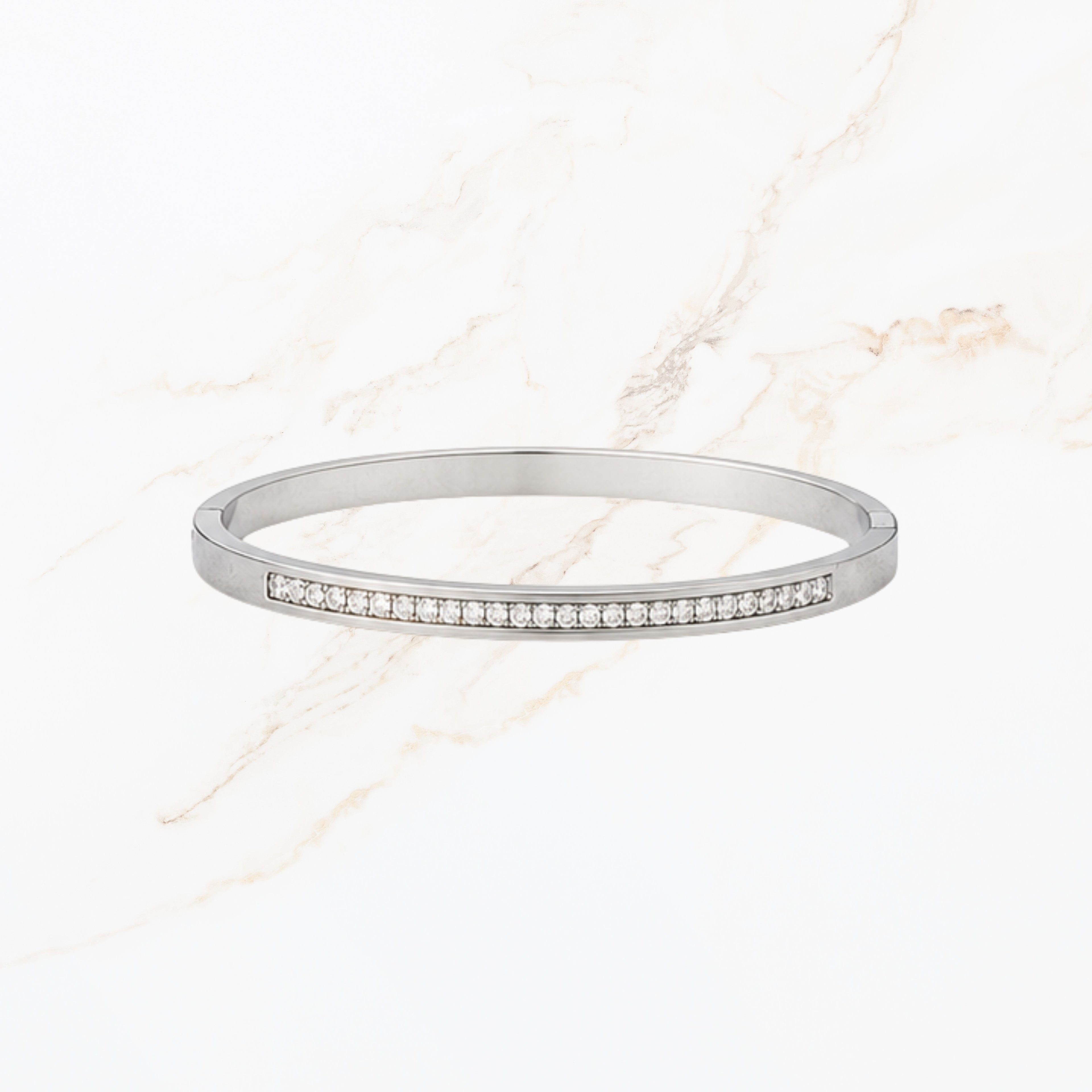 Zilverkleurige bangle met steentjes
