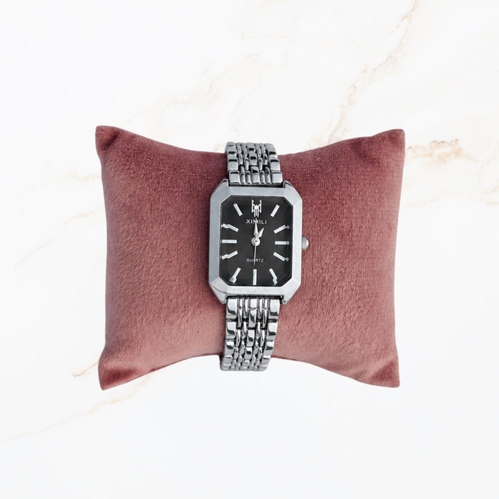 Chique zilverkleurig horloge met zwarte wijzerplaat