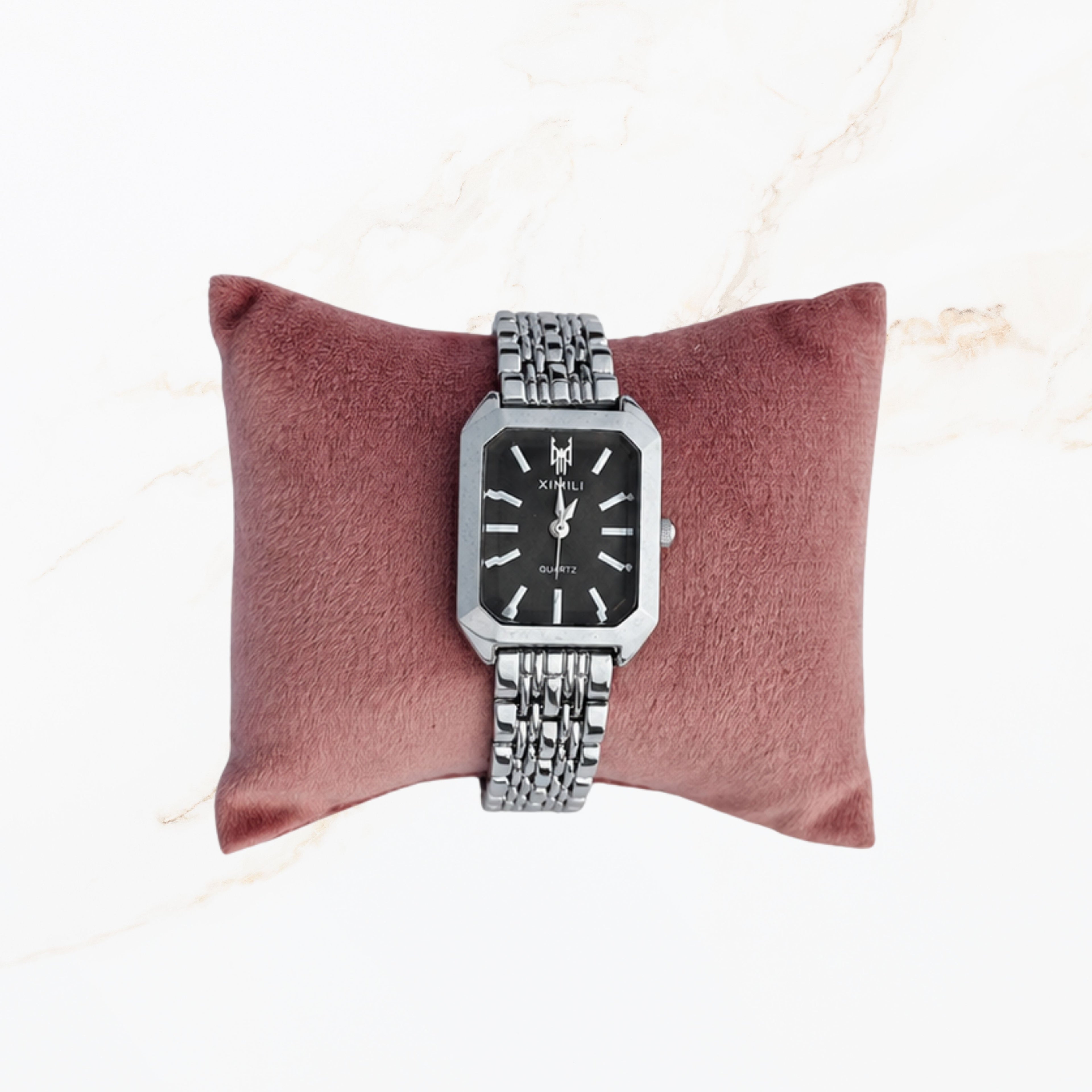 Chique zilverkleurig horloge met zwarte wijzerplaat